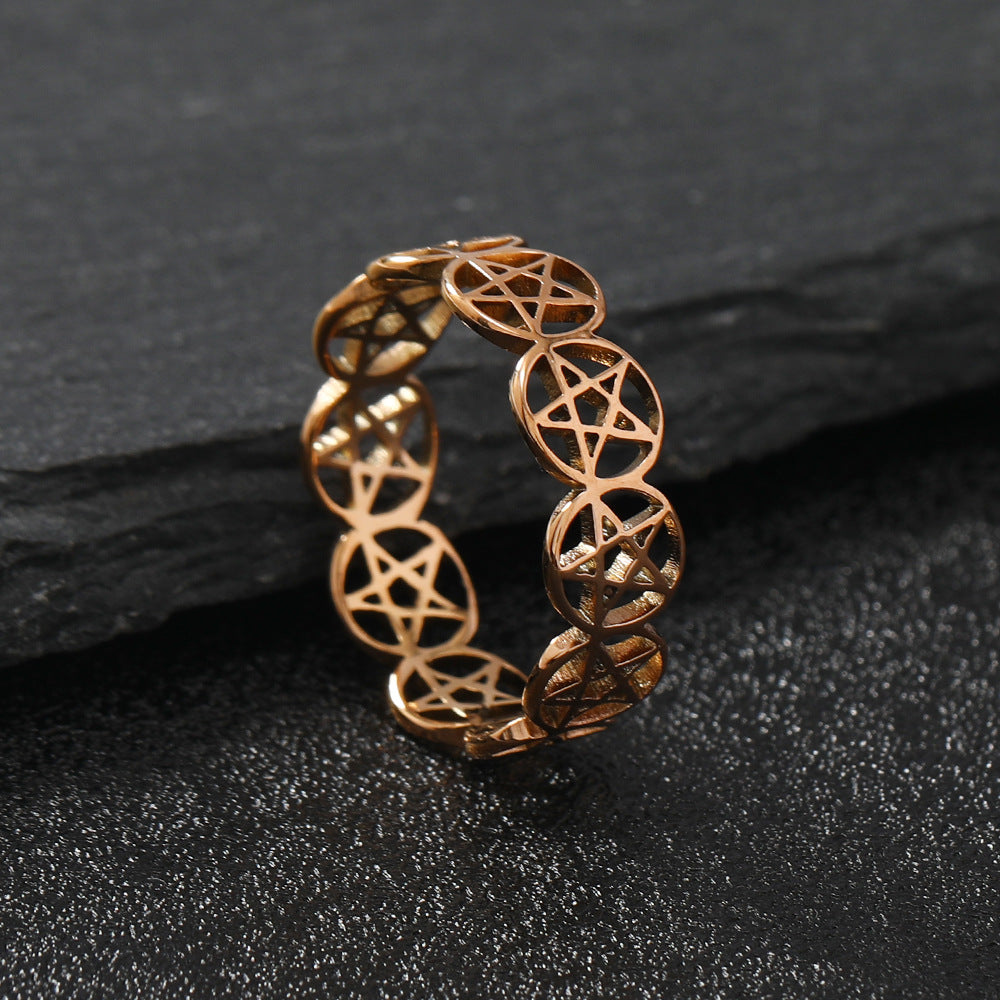 Anillo de acero de titanio con forma de pentagrama hueco y corte simple