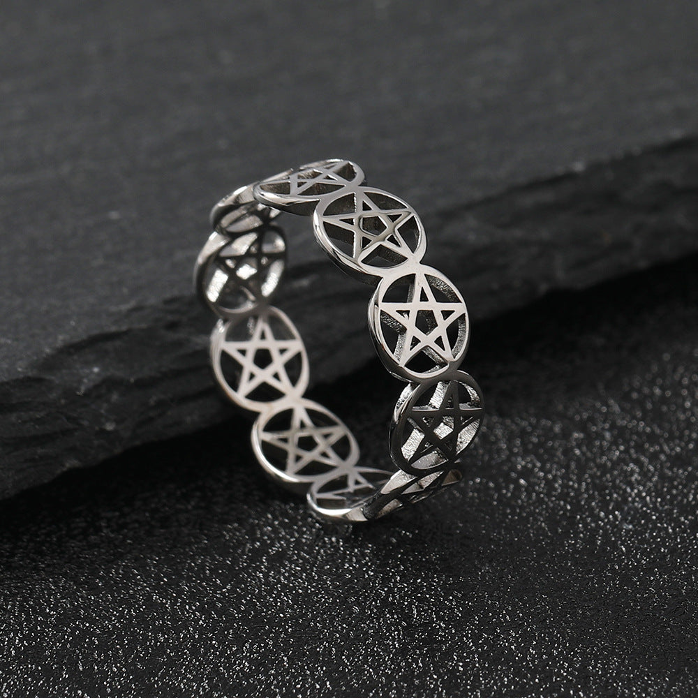 Anillo de acero de titanio con forma de pentagrama hueco y corte simple