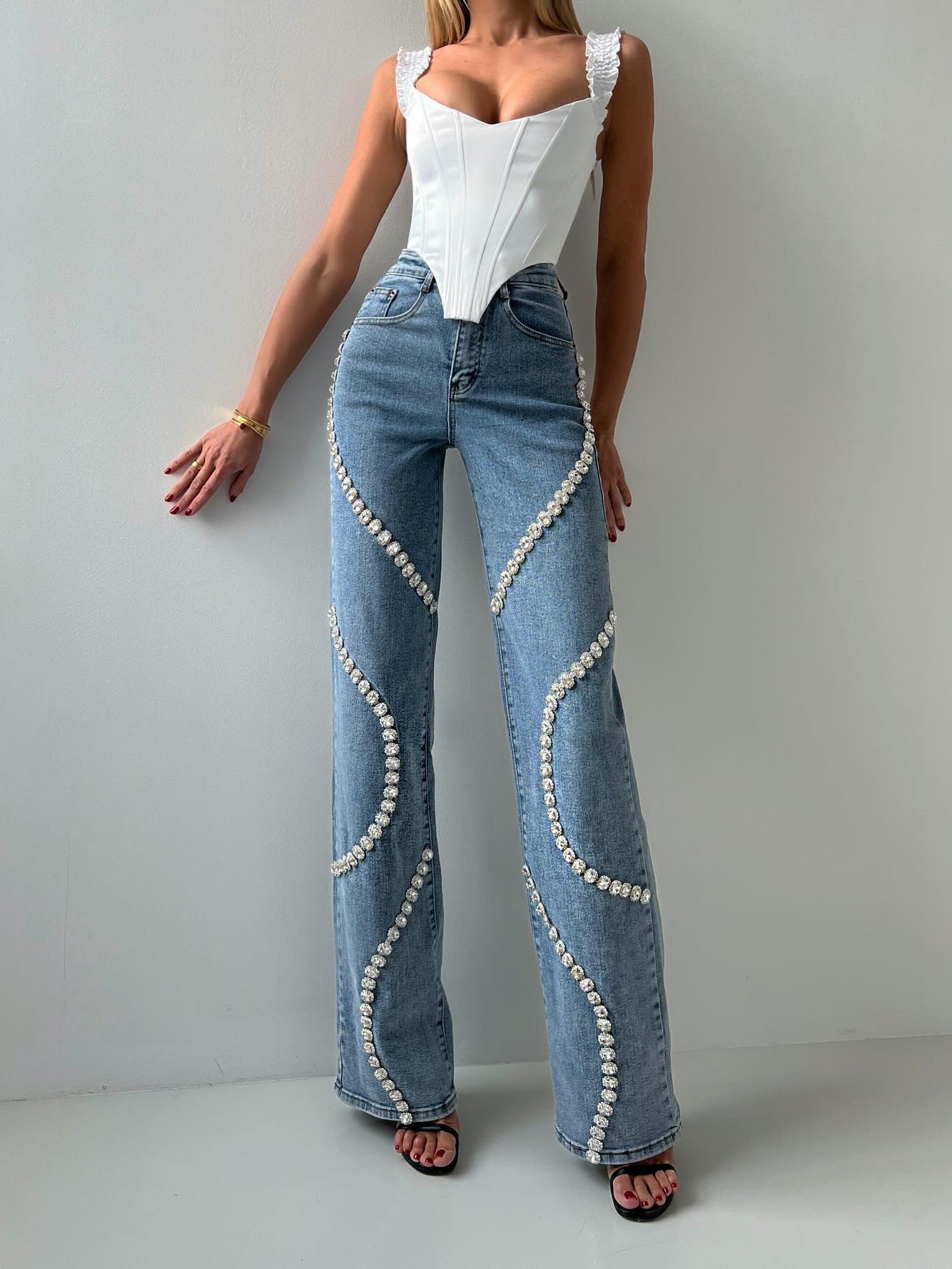 Pantalones vaqueros holgados de pierna recta y pantalones casuales de moda con un diseño de mezclilla Rhine Stone alrededor de ellos adecuados para mujeres